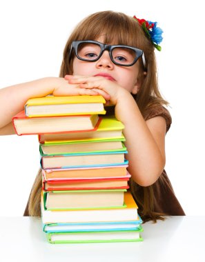 sevimli kız kitap okuma