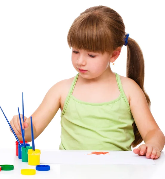 Schattig doordachte kind spelen met verf — Stockfoto