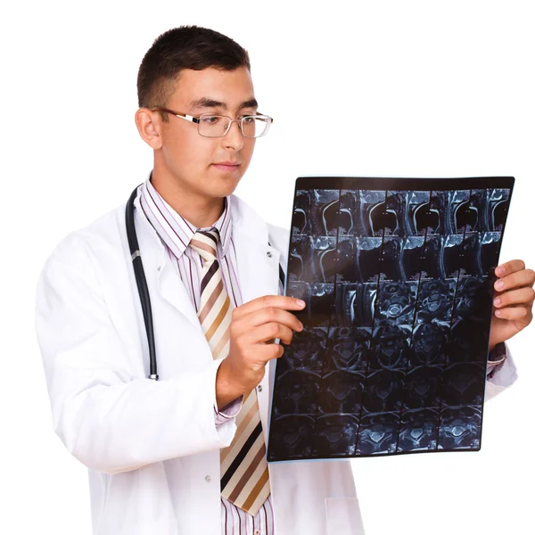 Joven médico mirando la tomografía cerebral —  Fotos de Stock