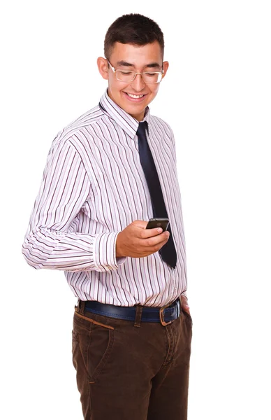 Usmívající se mladý muž při pohledu na jeho chytrý telefon — Stock fotografie