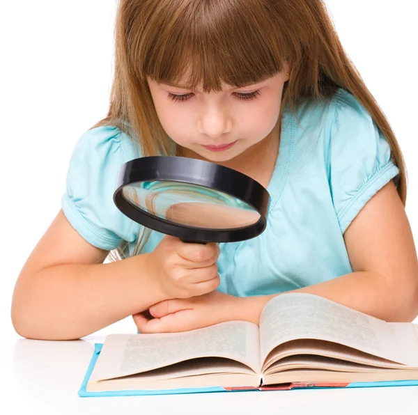 Menina bonito está lendo livro — Fotografia de Stock