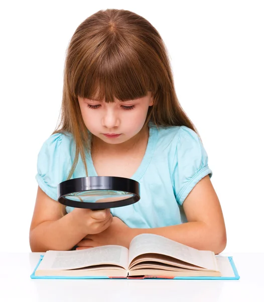 Симпатичная девушка читает книгу — стоковое фото