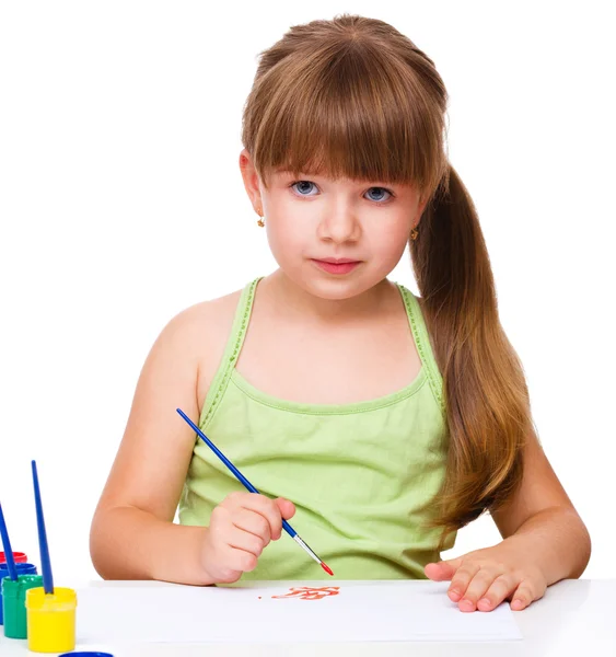 Schattig doordachte kind spelen met verf — Stockfoto