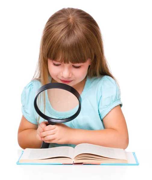 可爱的小女孩正在看书 — 图库照片