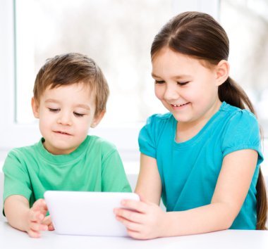 tablet bilgisayar kullanarak çocuk