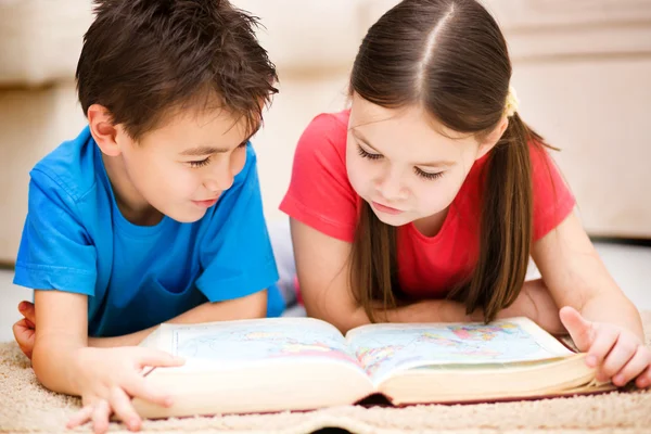 Kinderen is leesboek — Stockfoto