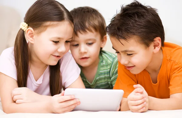 Kinderen met behulp van tablet pc — Stockfoto