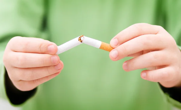 Young girl is breaking a cigarette — Stock Photo, Image