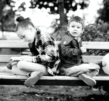 erkek ve kız kitap okuma