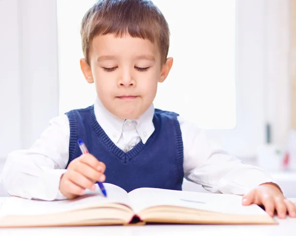 Kleine jongen is het lezen van een boek — Stockfoto