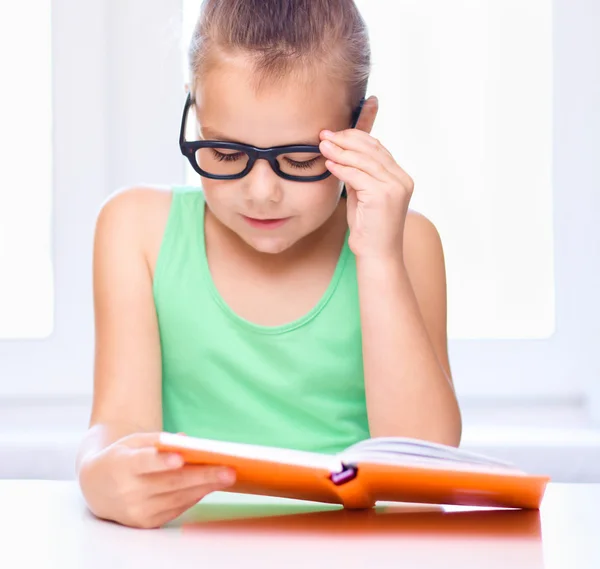 La niña está leyendo un libro. — Foto de Stock