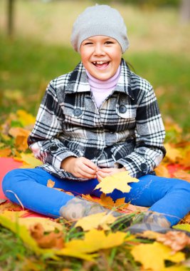 sonbahar park, küçük bir kız portresi