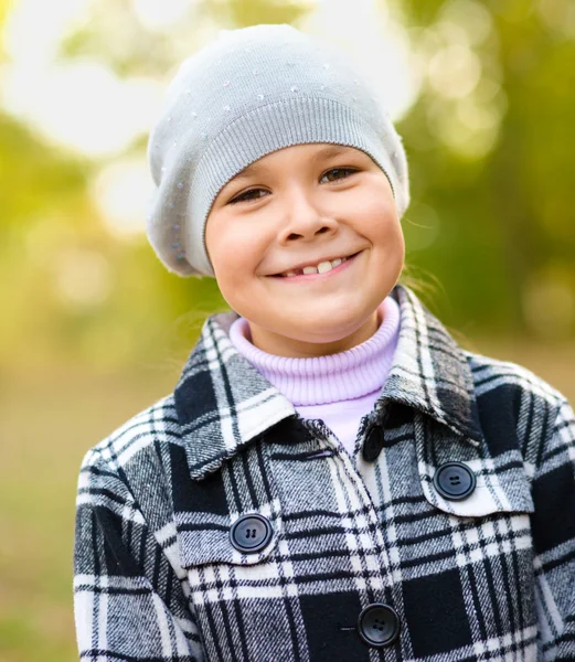 Ritratto di una bambina nel parco autunnale — Foto Stock