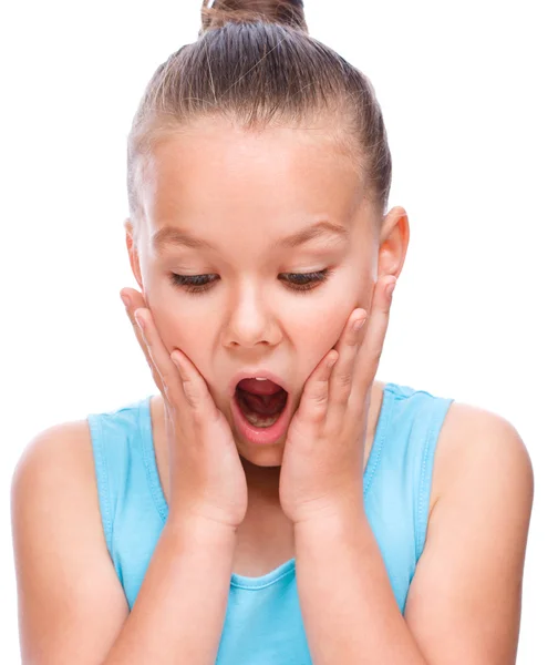 Leuk meisje houdt haar gezicht in verbazing — Stockfoto