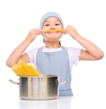 Güzel kız spagetti hazırlanıyor