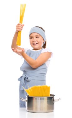 Güzel kız spagetti hazırlanıyor