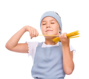 Güzel kız spagetti hazırlanıyor