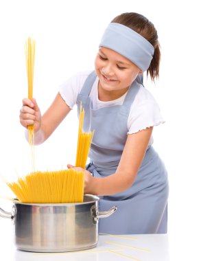 Güzel kız spagetti hazırlanıyor