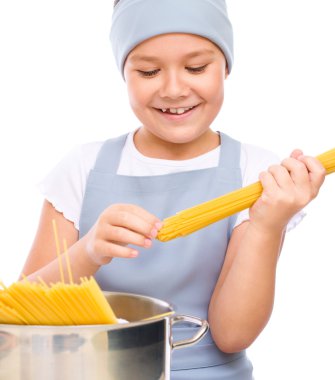 Güzel kız spagetti hazırlanıyor