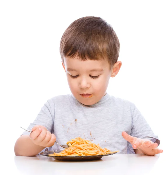 Kleine jongen is eten spaghetti — Stockfoto