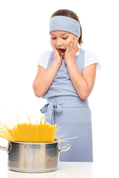 Mooi meisje voorbereiding spaghetti — Stockfoto