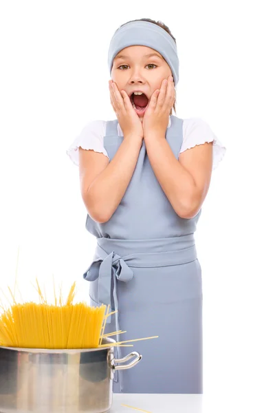 Bella ragazza che prepara gli spaghetti — Foto Stock