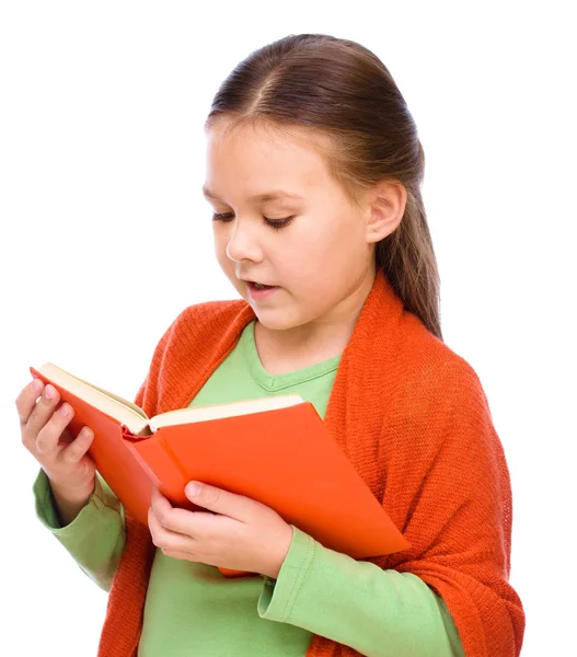 Linda chica está leyendo libro — Foto de Stock