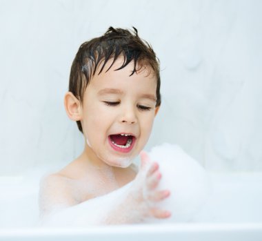 Çocuk banyoda hidromasajlı küvet.