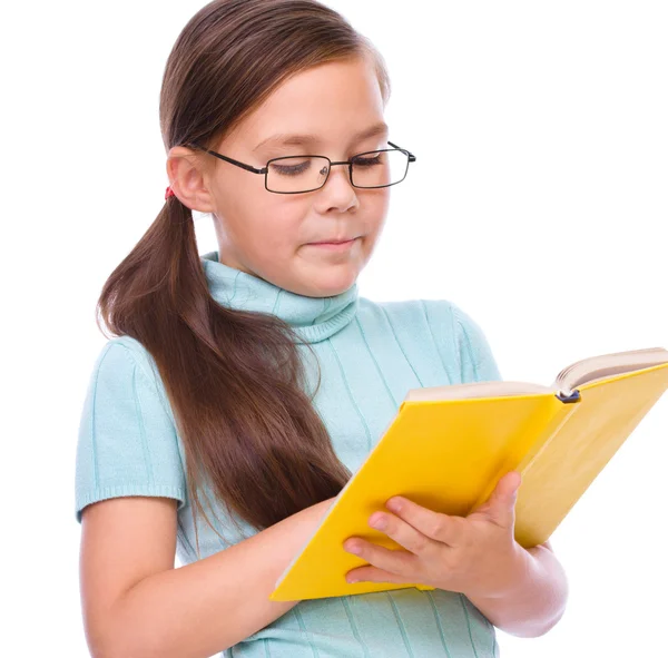 Menina bonito está lendo livro — Fotografia de Stock