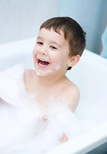 Kind badet im Badezimmer — Stockfoto