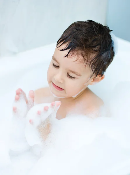 Kind badet im Badezimmer — Stockfoto