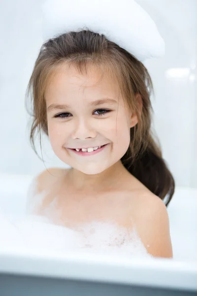 Mädchen badet im Badezimmer — Stockfoto