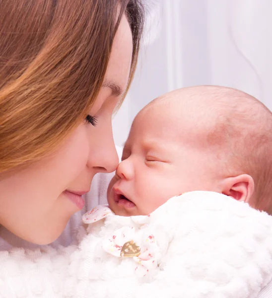 Madre sostiene al niño — Foto de Stock