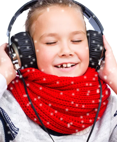 Fille apprécie la musique à l'aide d'écouteurs — Photo