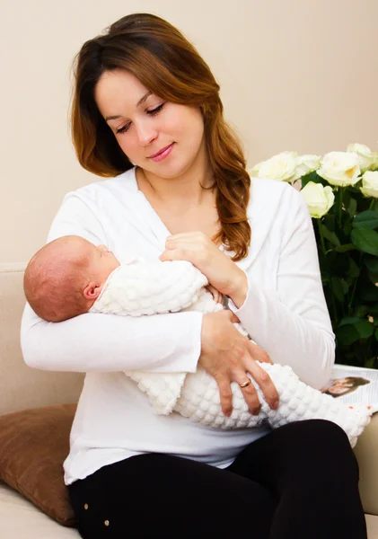 Madre sostiene al niño —  Fotos de Stock