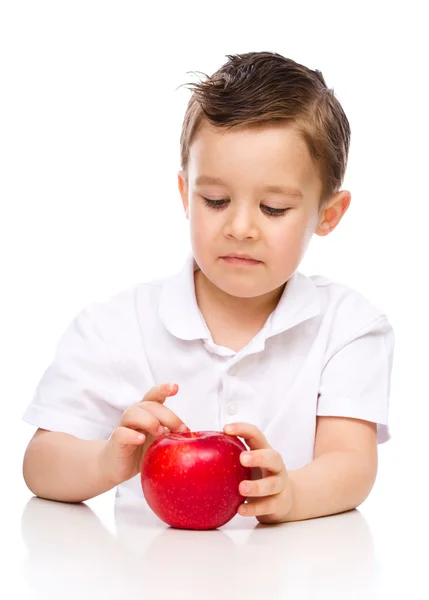 Porträt eines glücklichen kleinen Jungen mit Äpfeln — Stockfoto