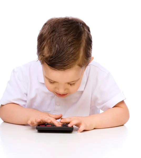 Carino ragazzo è utilizzando calcolatrice — Foto Stock