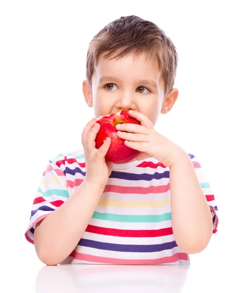 Mignon garçon avec des pommes rouges — Photo