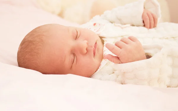 Adorable bébé nouveau-né — Photo