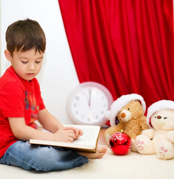 Lindo chico leyendo un cuento de hadas. Año Nuevo — Foto de Stock