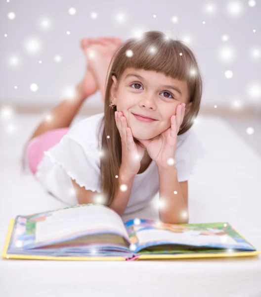 La bambina sta leggendo un libro — Foto Stock