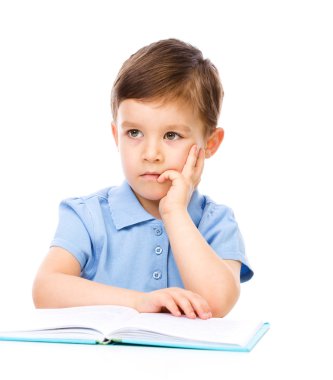 kitap ile küçük çocuk oyun