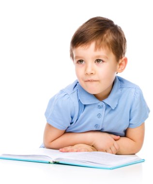 kitap ile küçük çocuk oyun