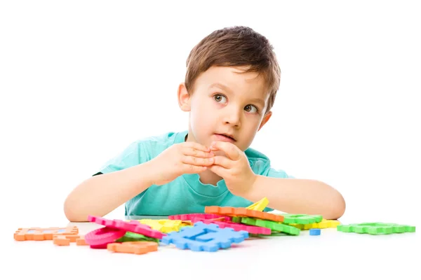 Αγόρι παίζει με δομικά στοιχεία — Φωτογραφία Αρχείου