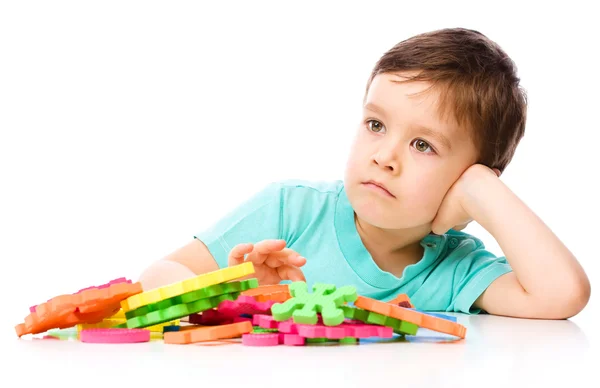 Boy is playing with building blocks — Stock Photo, Image