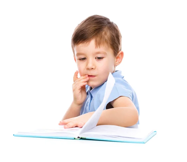 Petit enfant jouer avec le livre — Photo