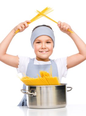 Güzel kız spagetti hazırlanıyor