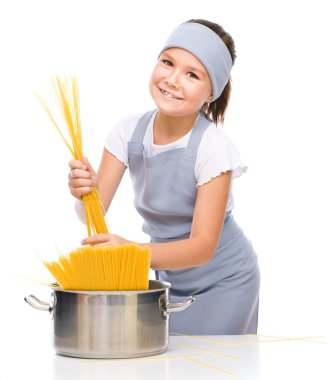 Güzel kız spagetti hazırlanıyor