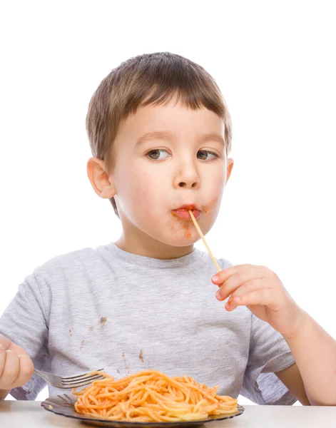 Mały chłopiec jest jedzenie spaghetti — Zdjęcie stockowe