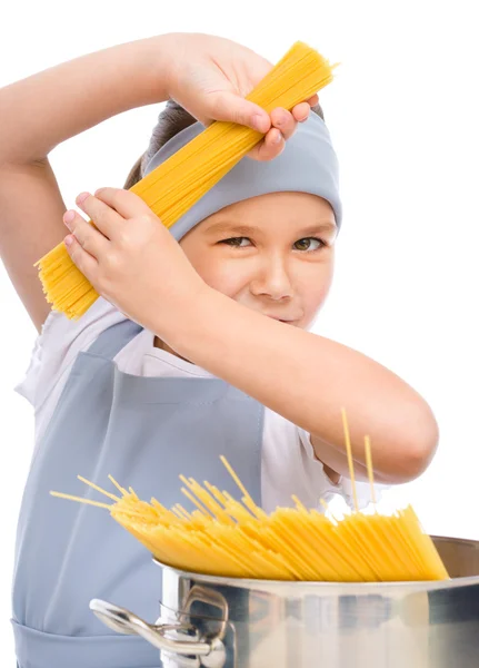 Hezká dívka připravuje špagety — Stock fotografie